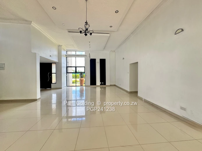 Upmarket Townhouse - Helensvale 