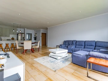 2 Bedroom Flat & Apartment