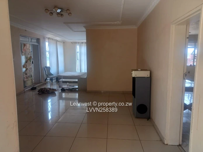 Pomona: 9-Bed Double-Storey Home with Garden & Flatlet
