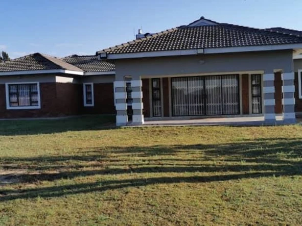 Spacious 7-Bedroom Home in Norton Twinlakes with Borehole on 4000 m²!