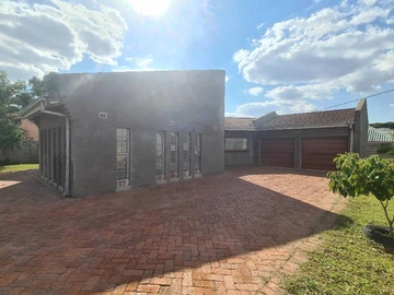 Elegant 5-Bedroom Home in Mainway Meadows, Harare South
