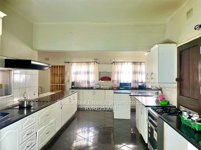 Gracious 5-Bed Colonial in Eastlea with Pool & Garden