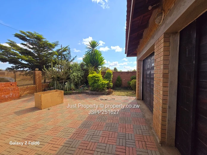 Sandton Park: 5-Bed Home with Island Kitchen & Borehole