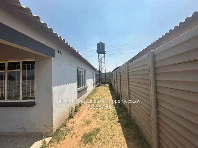 3 Bedroom house for sale in budiriro cabs-Deeds available