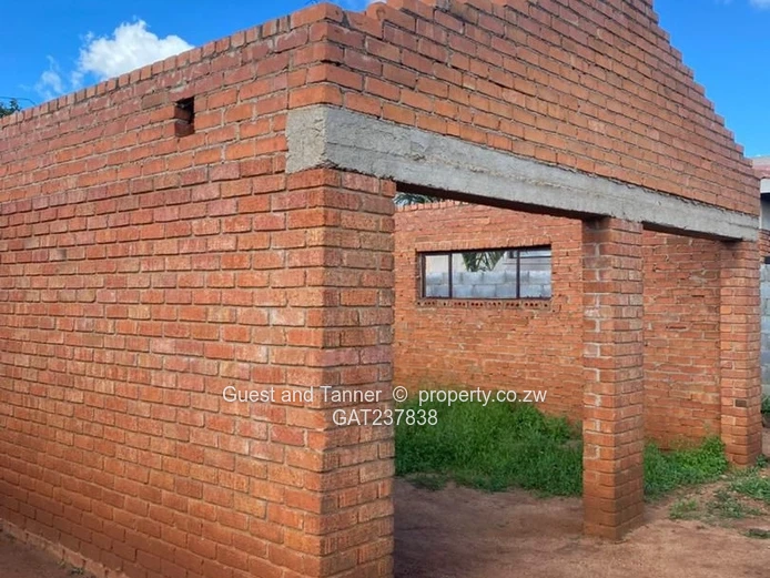 Spacious 600sqm Property with 4 BR and Cottage in Mahatshula North, Bulawayo – Finish to Your Taste