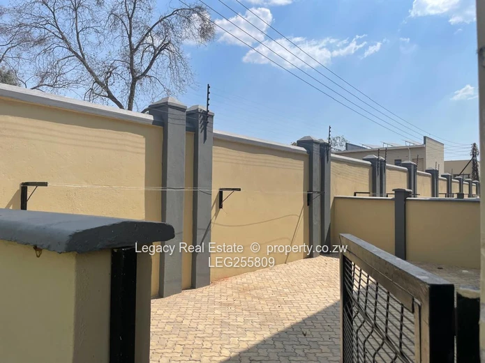 Golden Stairs 3bed duplex - En-suite & Borehole