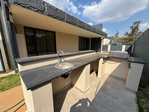 4 Bedroom Flat & Apartment