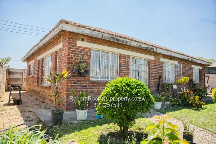 Spacious 3-Bed Damofalls Cottage on 1130 m² with Tank