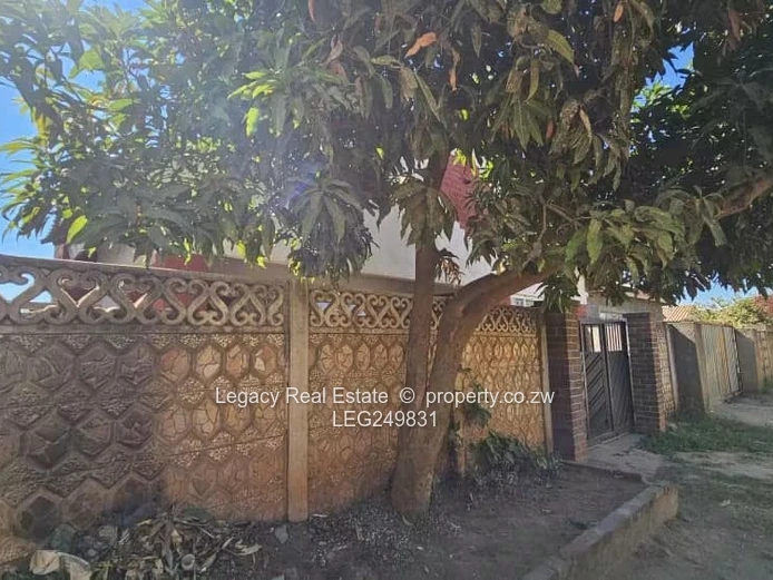 Cozy 3-Bed Walled Home in Kuwadzana - Verandah & Garden