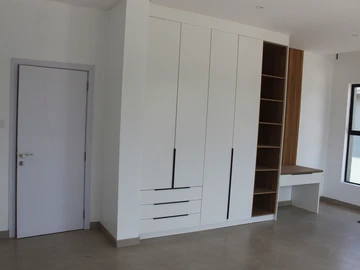 4 Bedroom Flat & Apartment