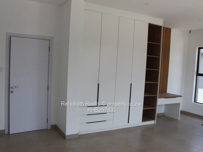 Contemporary 4-Bed Marlborough Flat with Borehole