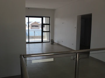 4 Bedroom Flat & Apartment