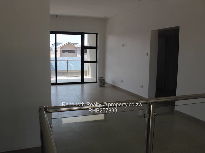 Contemporary 4-Bed Marlborough Flat with Borehole