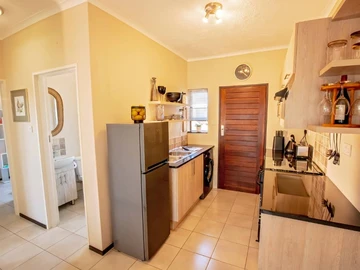 2 Bedroom Flat & Apartment