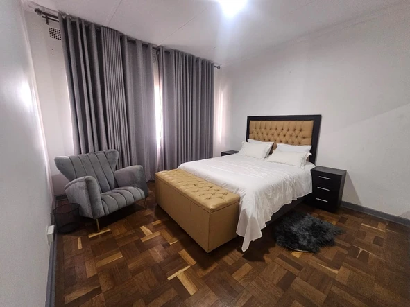 2 Bedroom Flat & Apartment