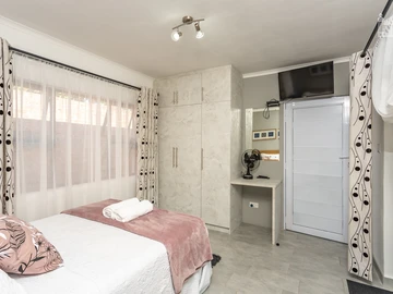 2 Bedroom Flat & Apartment