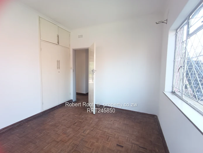 2 bed flat in Avondale