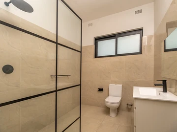 4 Bedroom Flat & Apartment