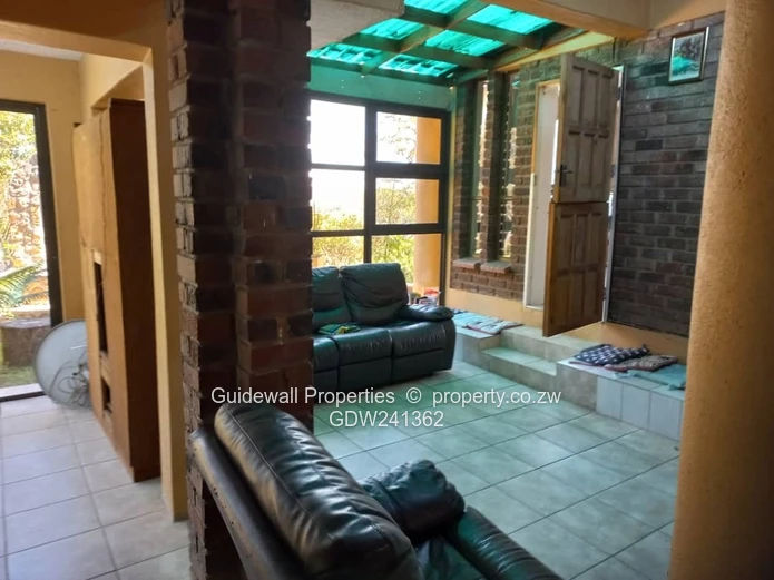 Spacious 6 bed double storey for sale in Glenlorne