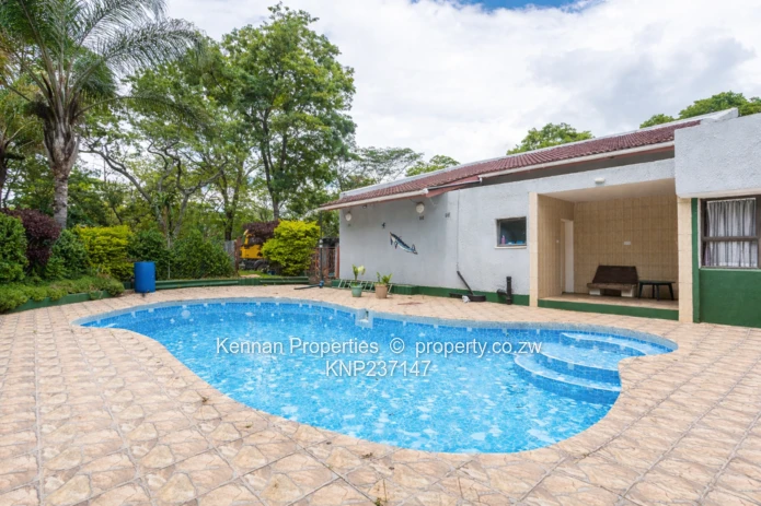 Executive 5 bedroom home with 3 bed cottage in prime area! (Sole Mandate)