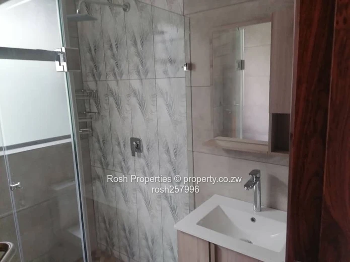 Modern 3-Bed Garden Flat with Borehole -Borrowdale West