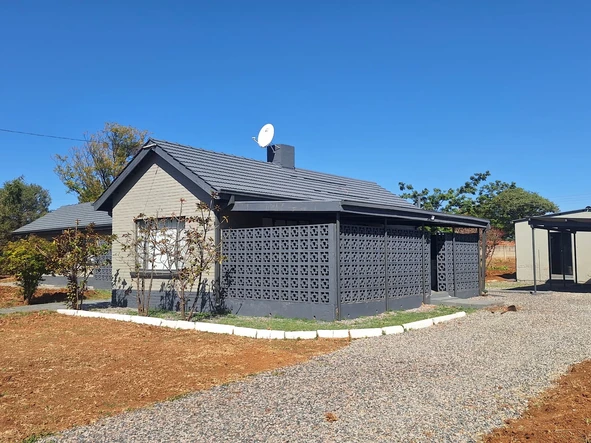 Charming 3-Bedroom Home with Borehole on 1 Acre in Killarney!