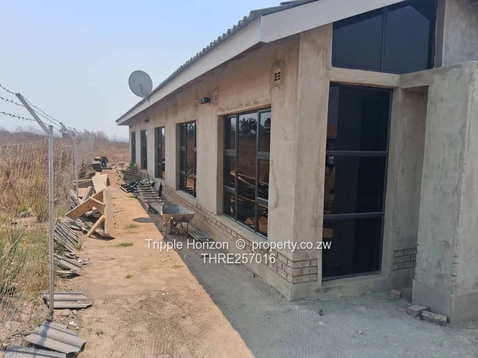 Glaudina 2-Bed Home - Borehole, Freestanding Tub & Stylish Dining