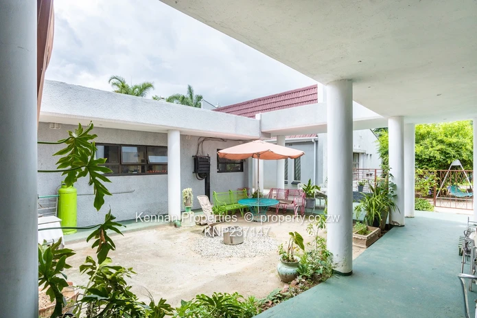 Executive 5 bedroom home with 3 bed cottage in prime area (Sole Mandate)