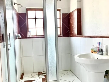 2 Bedroom Flat & Apartment