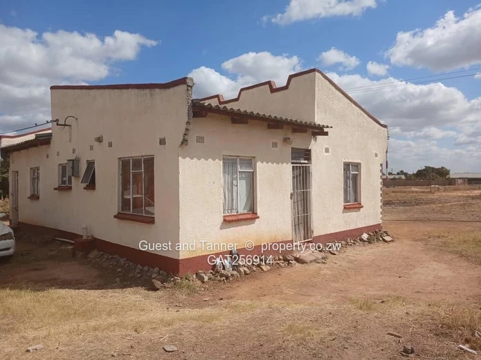 STAND FOR SALE IN RIVERSIDE, CHITUNGWIZA WITH A 3 bed cottage