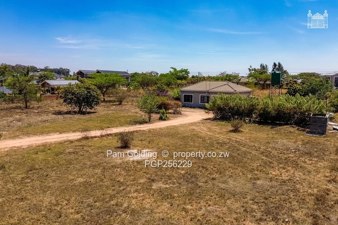 Prime 2,000sqm stand with cottage!