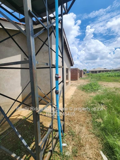 Spacious 4-Bed Home in Sandton Park with Borehole