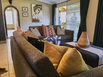 2 Bedroom Flat & Apartment