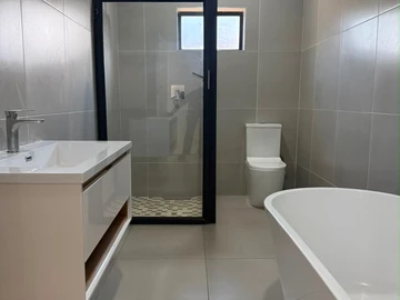 3 Bedroom Flat & Apartment