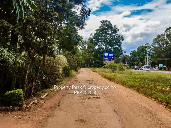 Old Borrowdale 3-Bed Home on 4000m² with Borehole