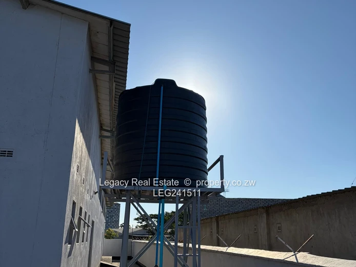 Well-Maintained 1,000m² Warehouse with 3-Phase Power – To Let