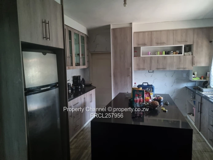 Beautiful 4-beds House Ashdown Park