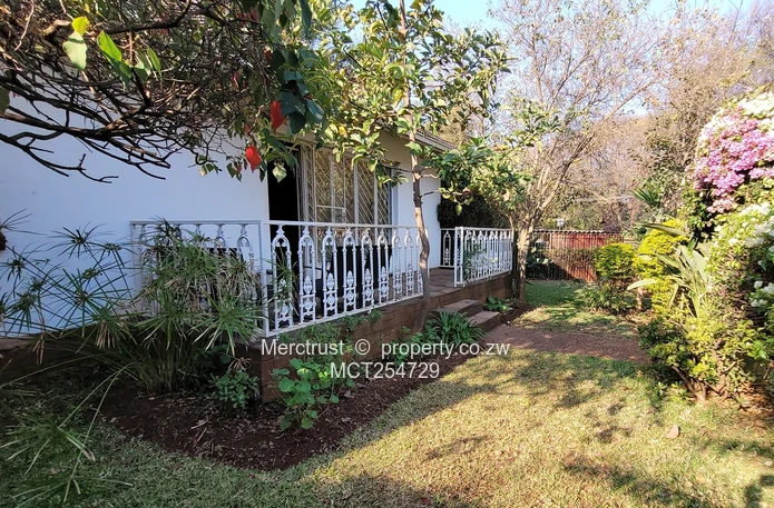 Spacious, immaculate garden flat! (Sole Mandate)