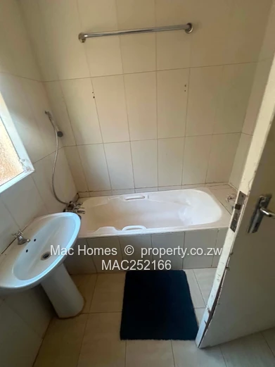 Hatcliffe: Modern 6-Bed, 3-Bath Home with Borehole (Sole Mandate)