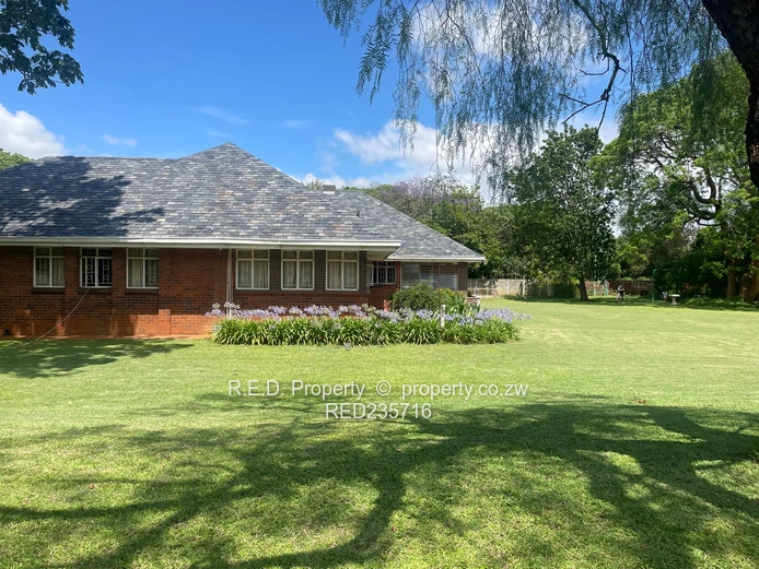 Spacious Family Living with Outdoor Leisure in the Suburbs