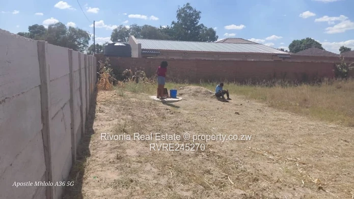 Walled 1000m² Stand with Municipal Water in Waterfalls Debshire