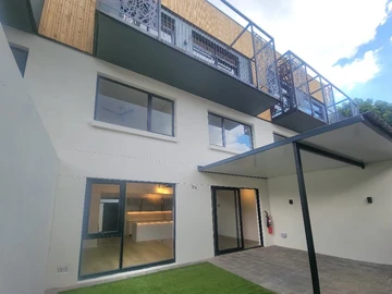 3 Bedroom Flat & Apartment