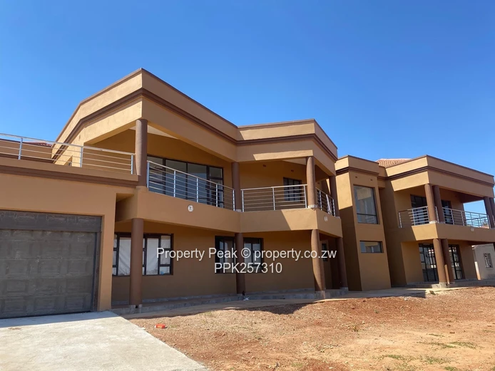 Gletwin Park: Luxurious Modern Double-Storey with Cottage