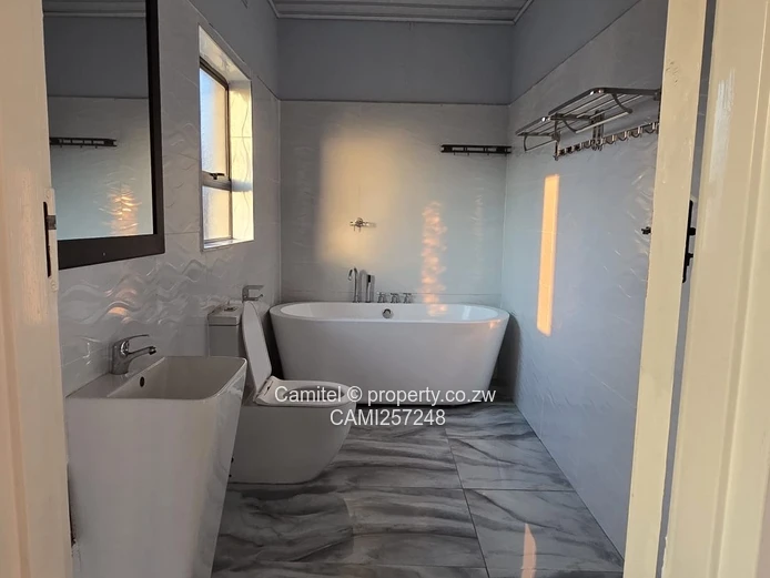 Sunlit 2-Bed Cottage Arlington — 2000m² Plot + Borehole