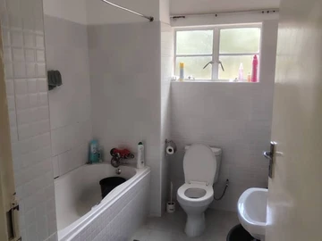 2 Bedroom Flat & Apartment