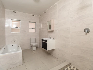 3 Bedroom Flat & Apartment