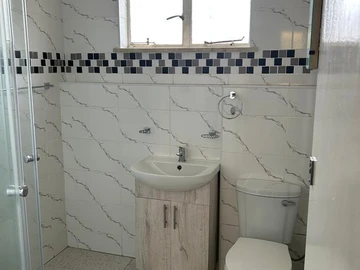 2 Bedroom Flat & Apartment