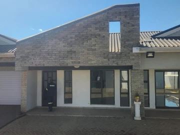 4 Bedroom Flat & Apartment