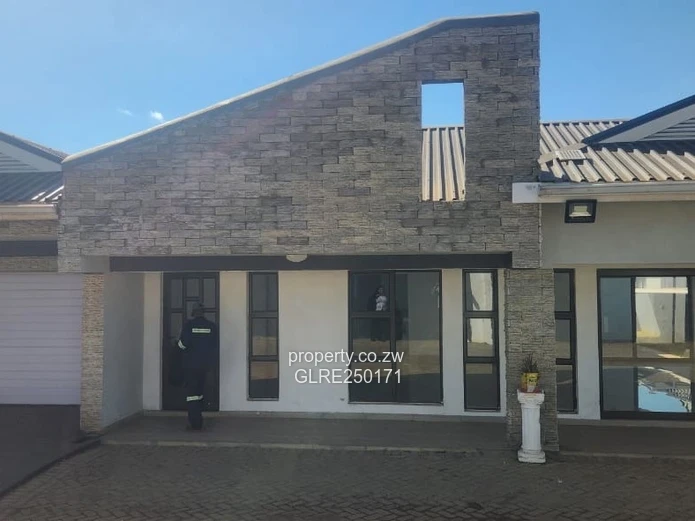 Modern 4-Bed Westgate Flat - Borehole & Garage