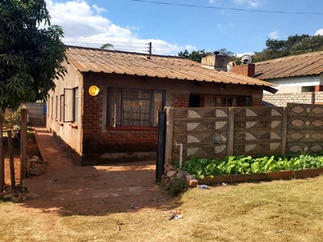 Warren Park 1 – 5-Bedroom Property with Title Deed.